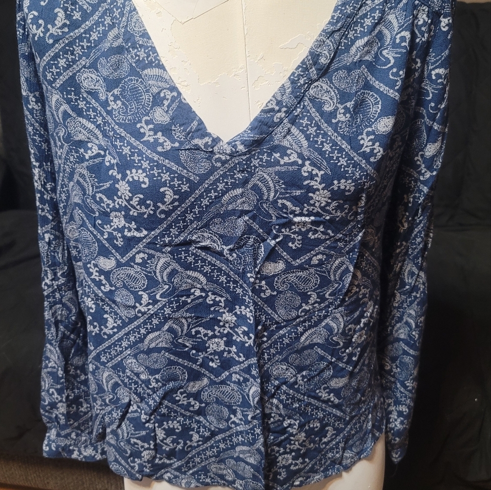Women's H&M size 10 lightweight blue and white V-neck blouse.